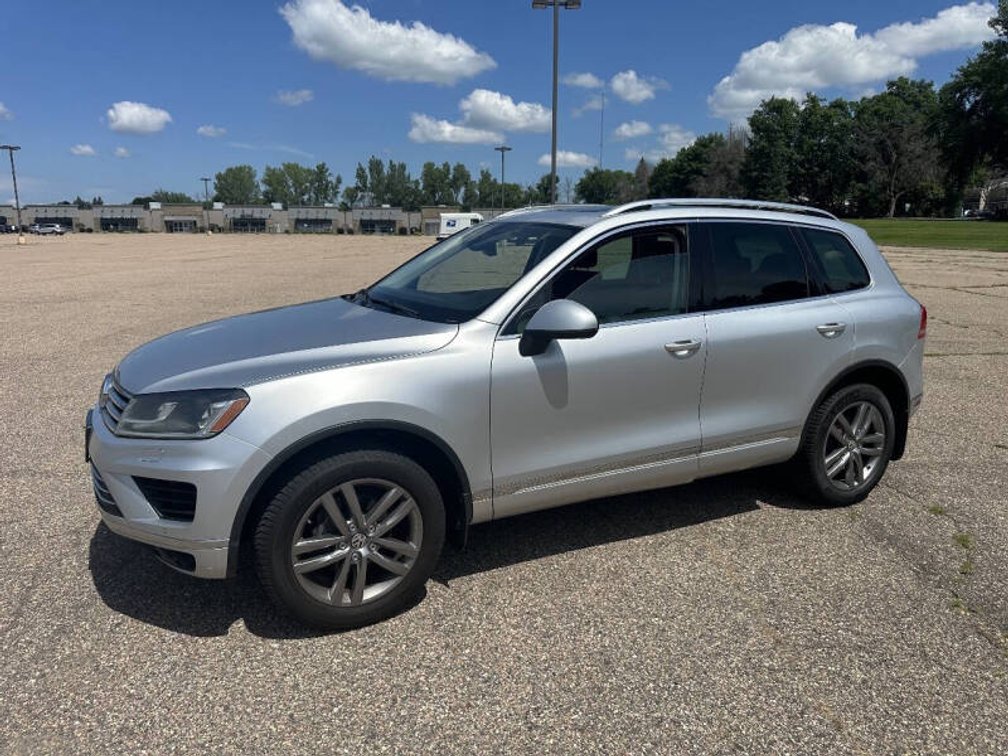 2016 Volkswagen Touareg Executive (Has MN Title) (Rockford, MN)