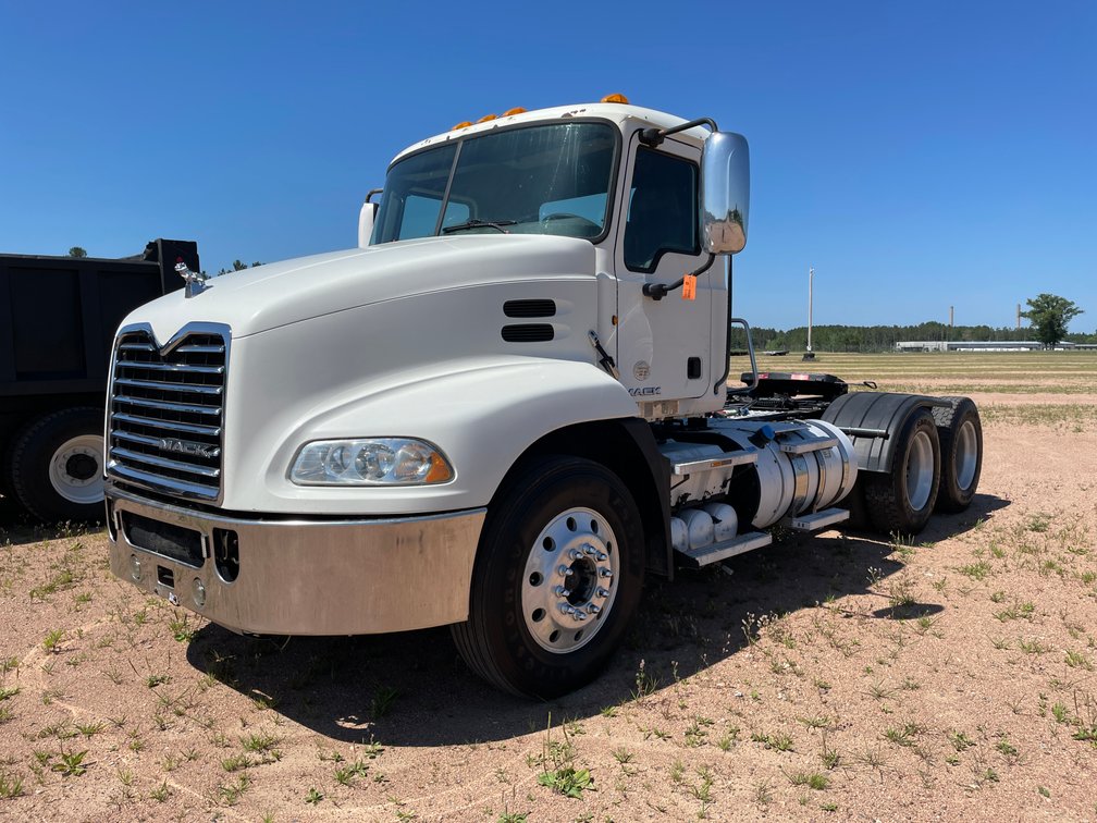 2013 Mack Day Cab Pinnacle Semi Tractor (Has MI Title) (Mosinee, WI)