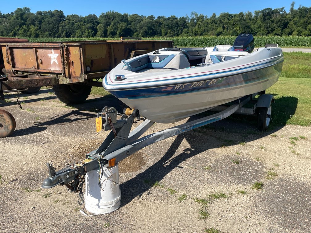 Bayliner Capri Boat on Escort Trailer (No Title)