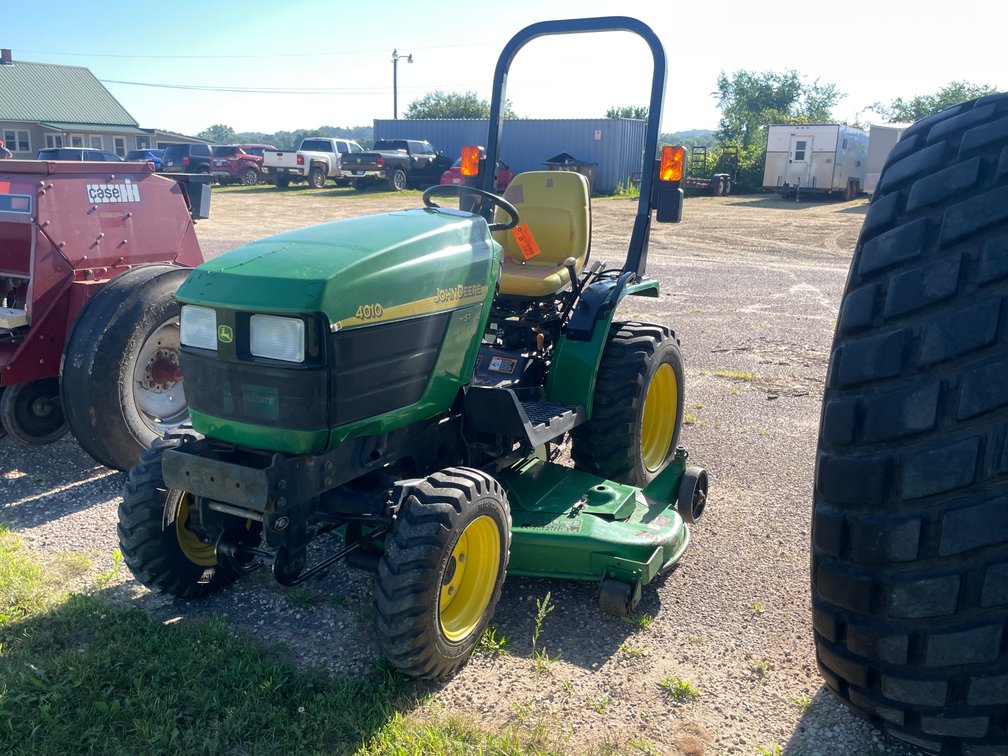John Deere 4010 HST Lawn Tractor