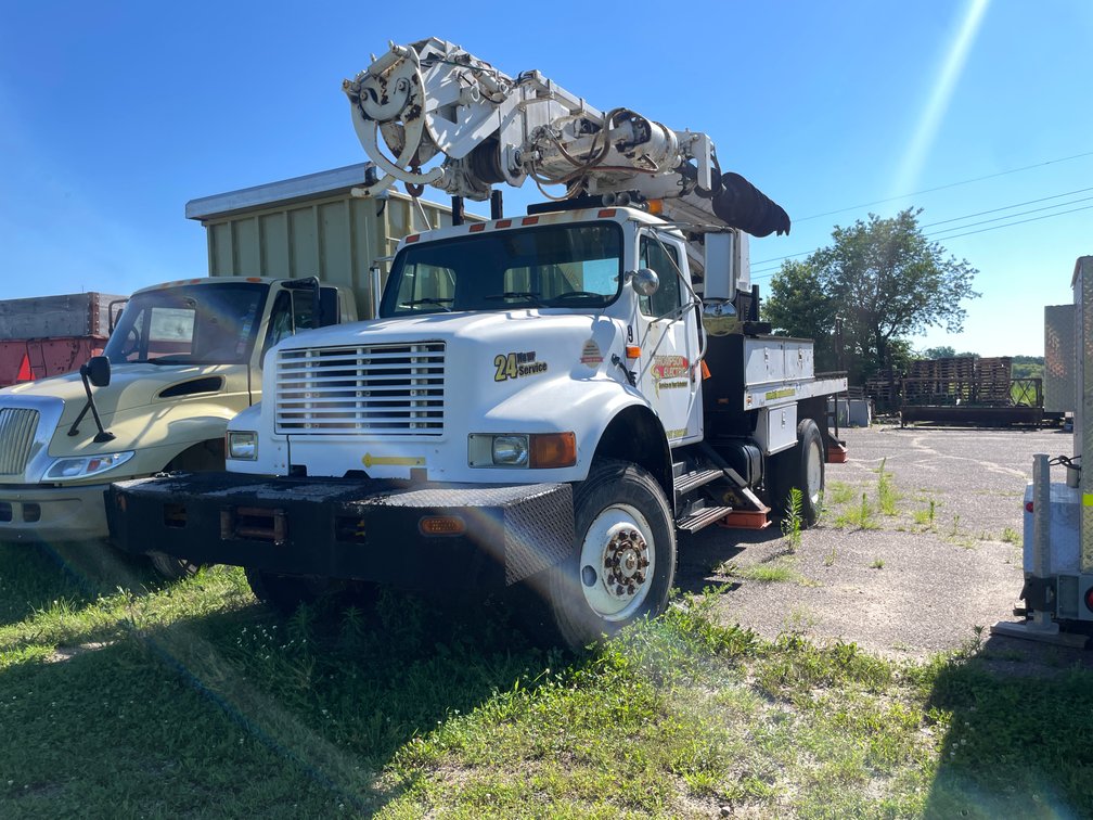 1994 International 4800 Digger Derrick Truck (No Title)