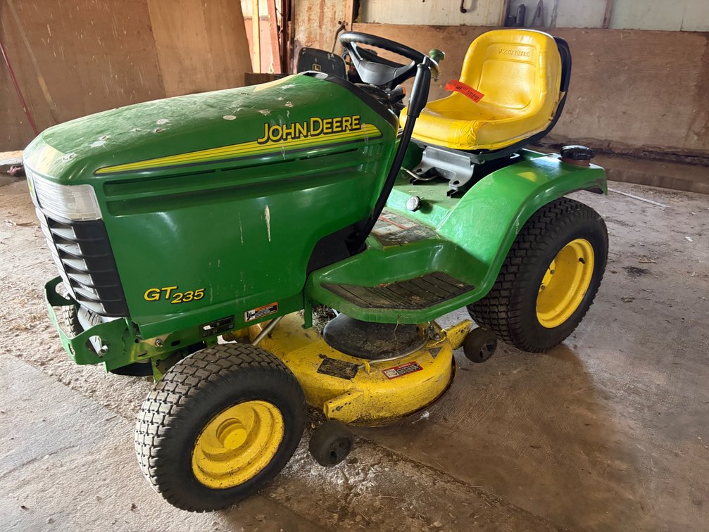 John Deere GT 235