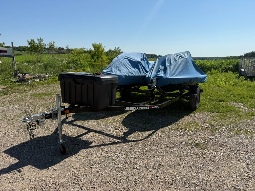 (2) Jet Skis and Trailer (Shiocton, WI)