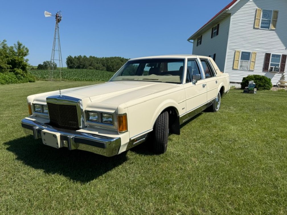 1989 Lincoln Town Car (Has WI Title) (Shiocton, WI)