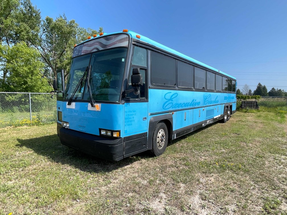 1998 MCI Coach Bus (Has WI Title) (Manitowoc, WI)