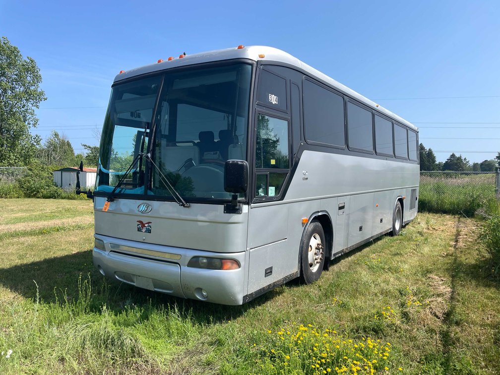 2003 MCI Coach Bus (Has WI Title) (Manitowoc, WI)