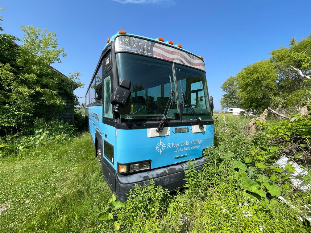 1999 MCI Coach Bus (Has WI Title) (Manitowoc, WI)