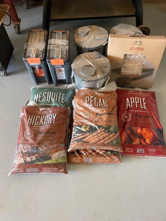 Traeger Grilling Pellets & Pizza Grilling Kit