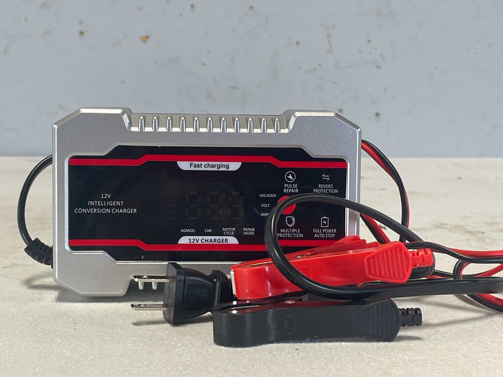 Universal Battery Charger (CW)