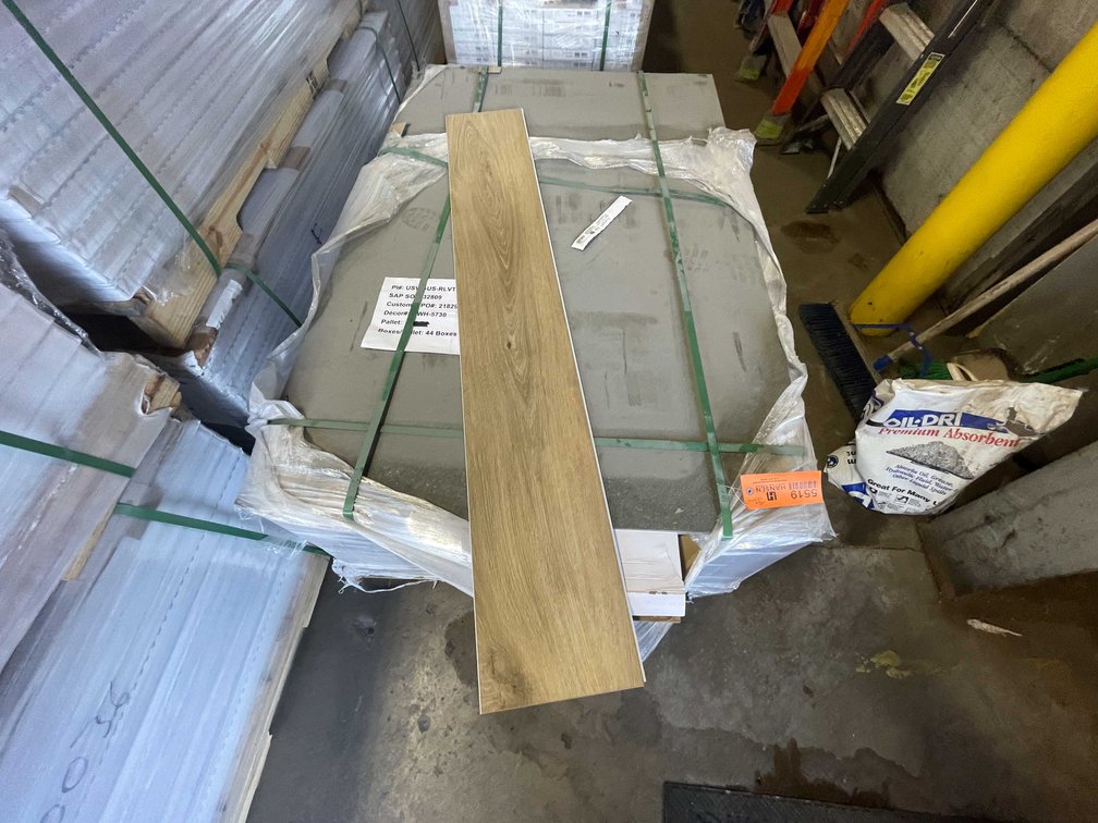 100% Waterproof Vinyl Click Planks - Color 5720 (B)