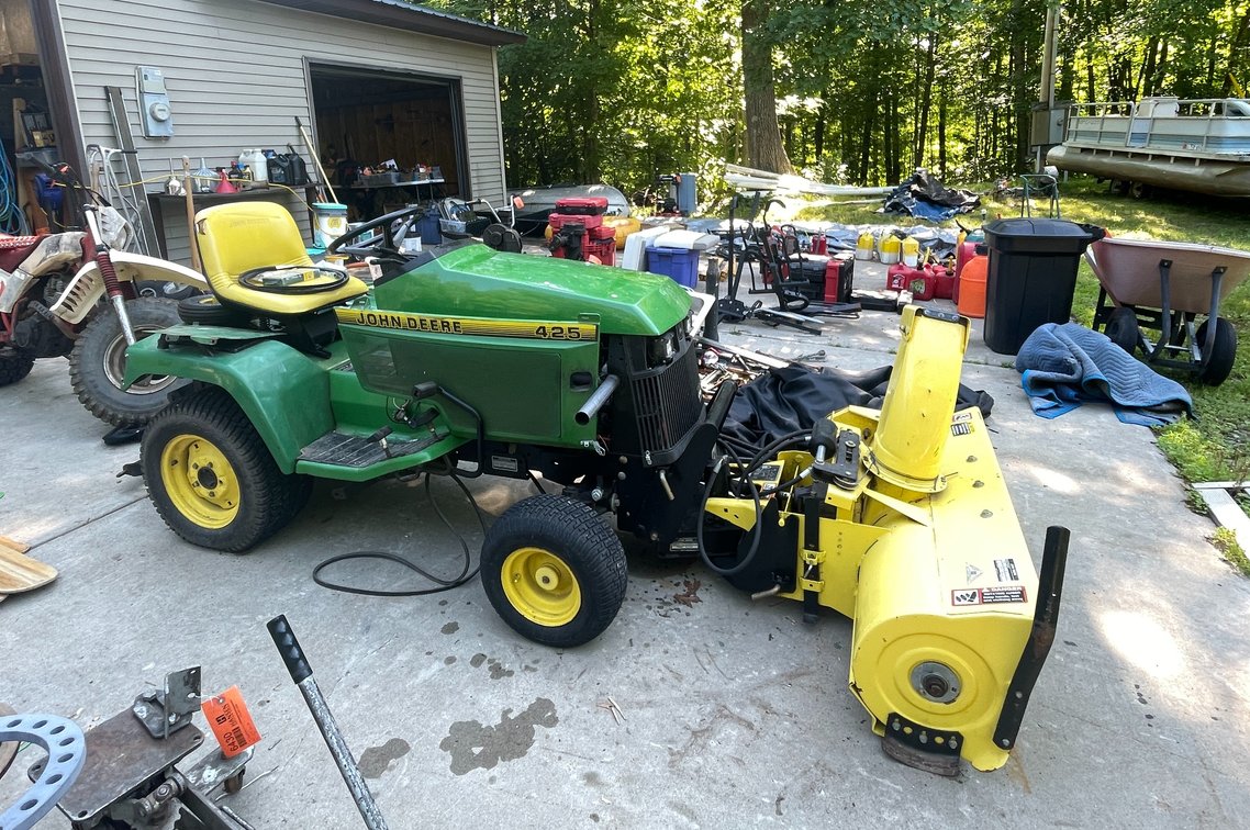 John Deere 425 Lawn Tractor
