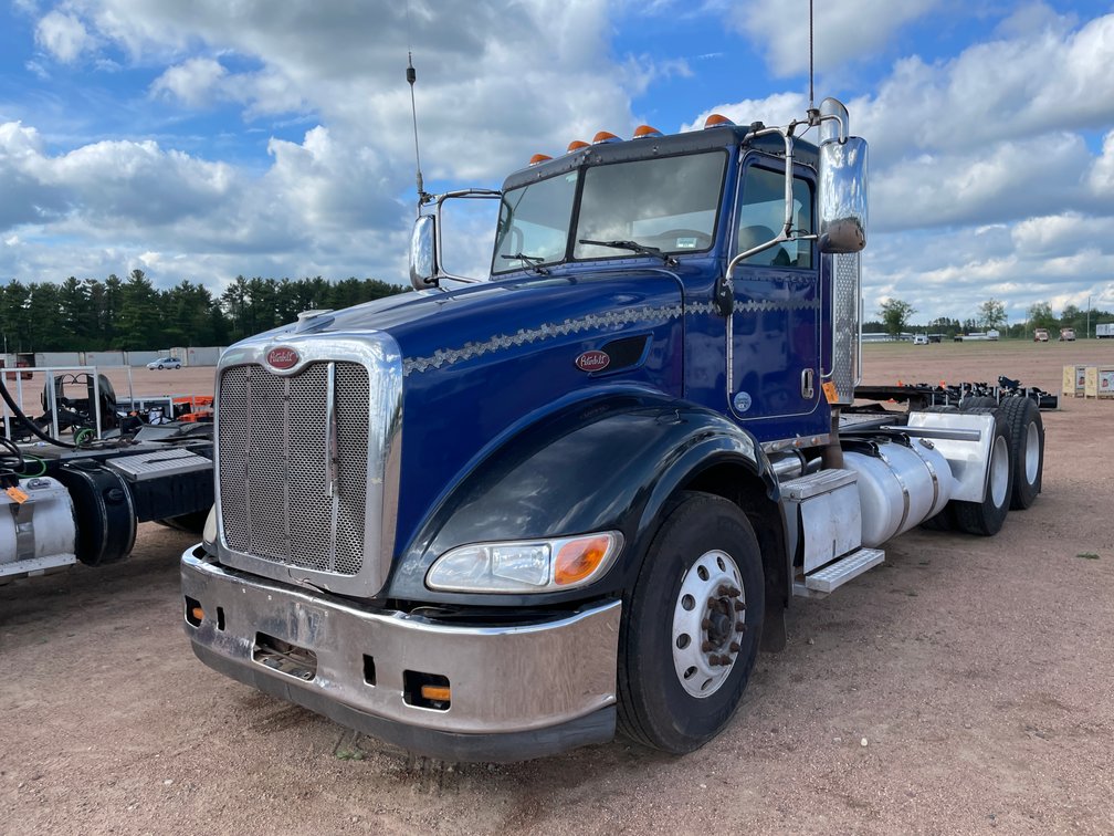 2010 Peterbilt 386 Day Cab Semi (Has MI Title) (Mosinee, WI)