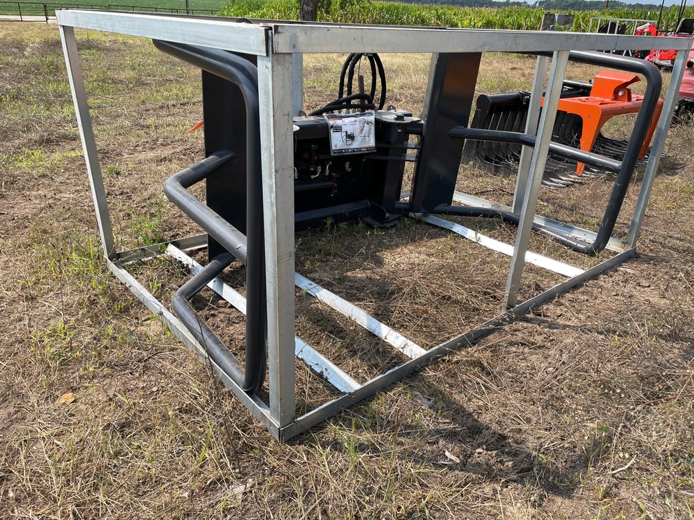 Wolverine Universal Hydraulic Bale Squeeze Attachment