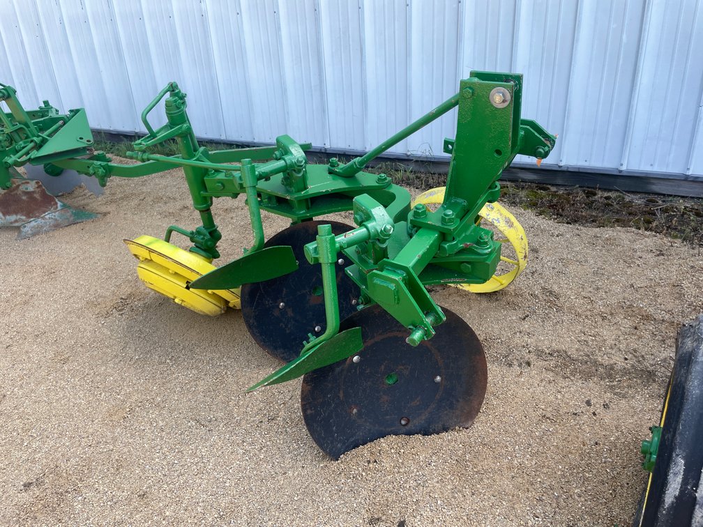 John Deere (2) Bottom Disc Plow