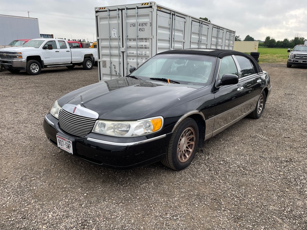 2001 Lincoln Town Car Signature Collection Sedan (Has WI Title)