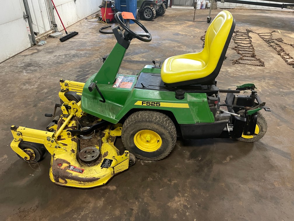John Deere F525 Riding Mower