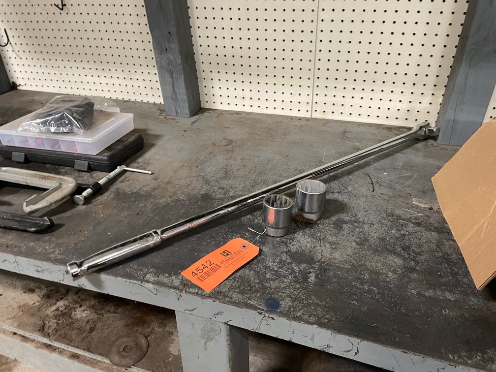 3/4" Icon Breaker Bar and (2) Sockets