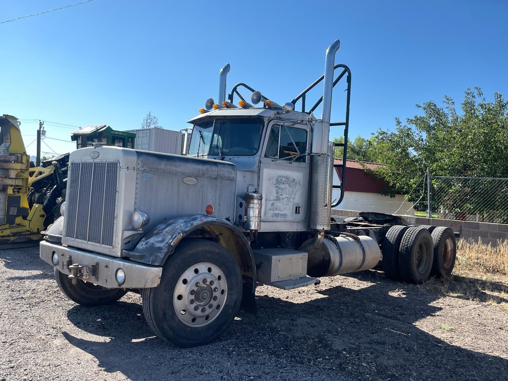 1981 Peterbilt 359 Truck (Has a NM Title)