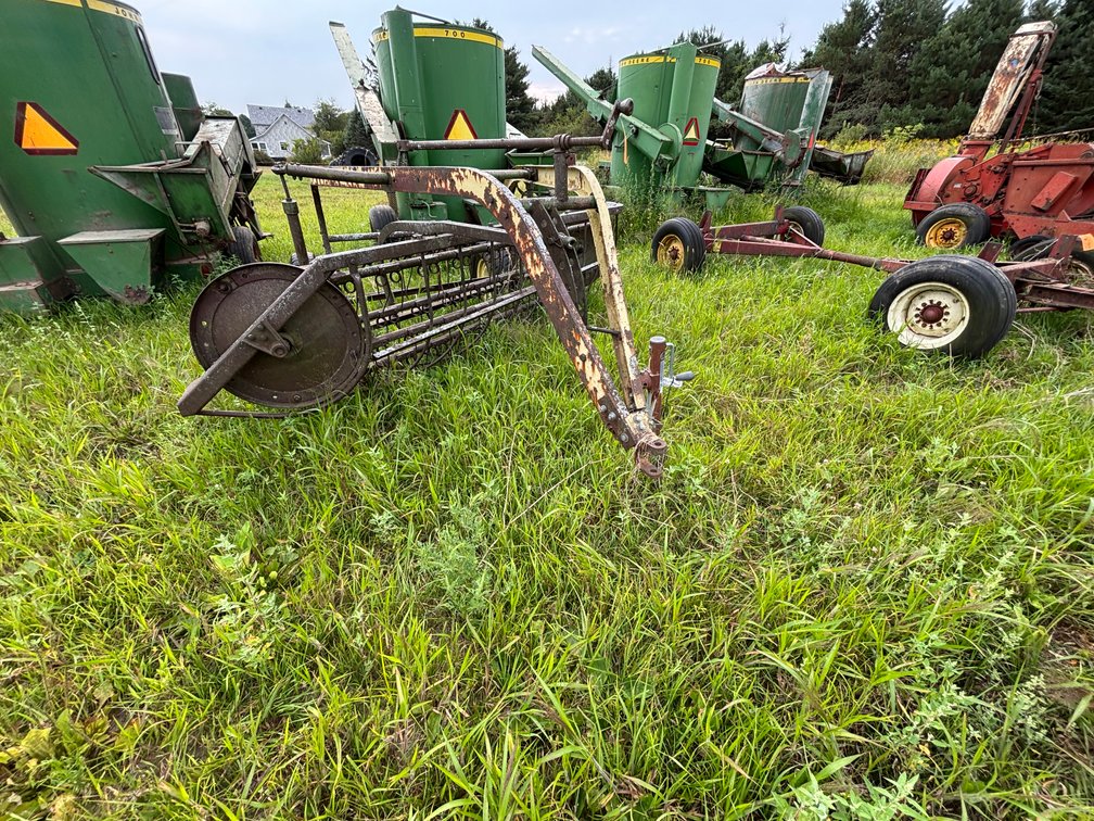 John Deere (5) Bar Rake