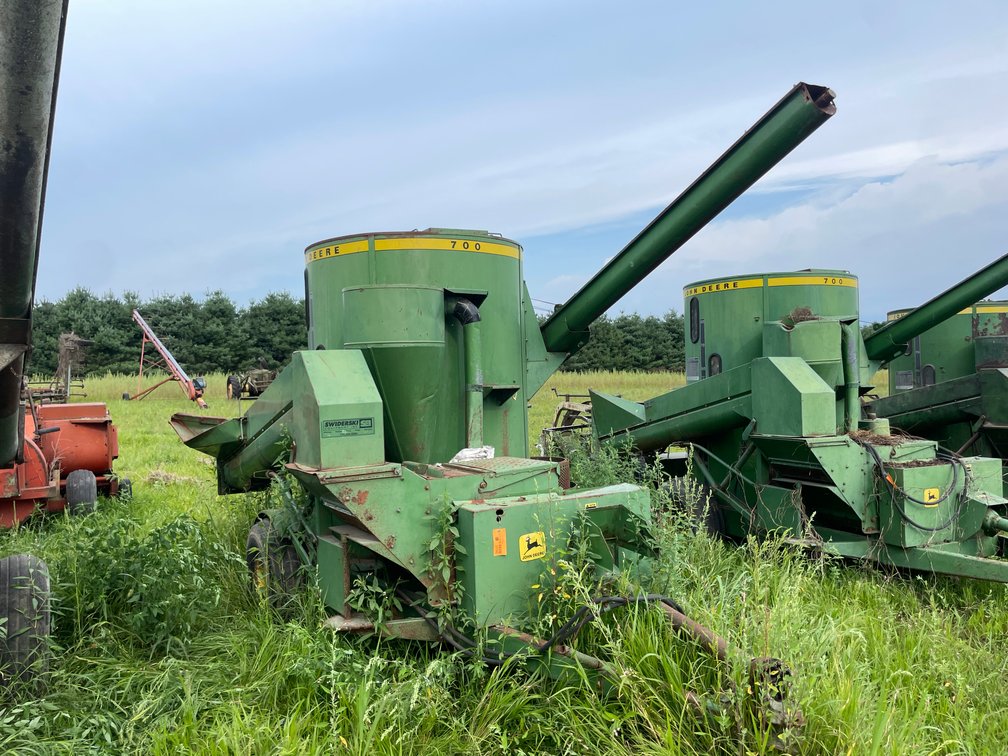 John Deere 700 Grinder Mixer