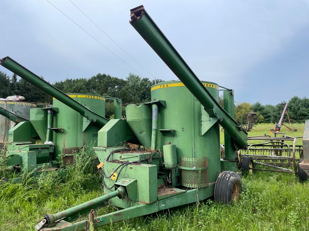 John Deere 700 Grinder Mixer