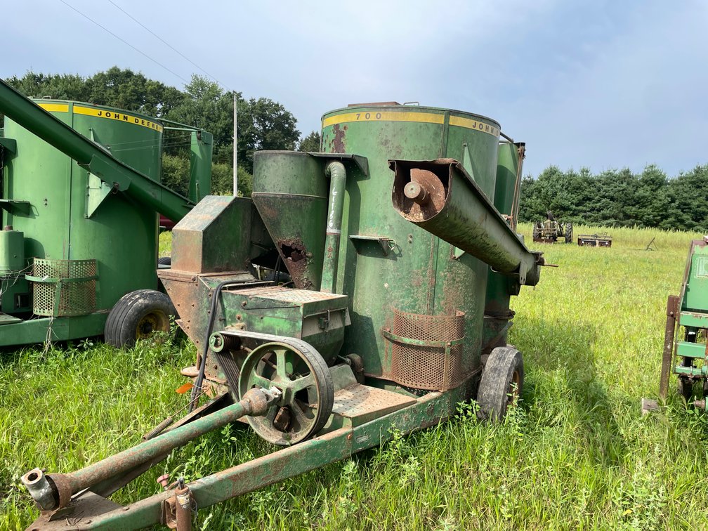 John Deere 700 Grinder Mixer