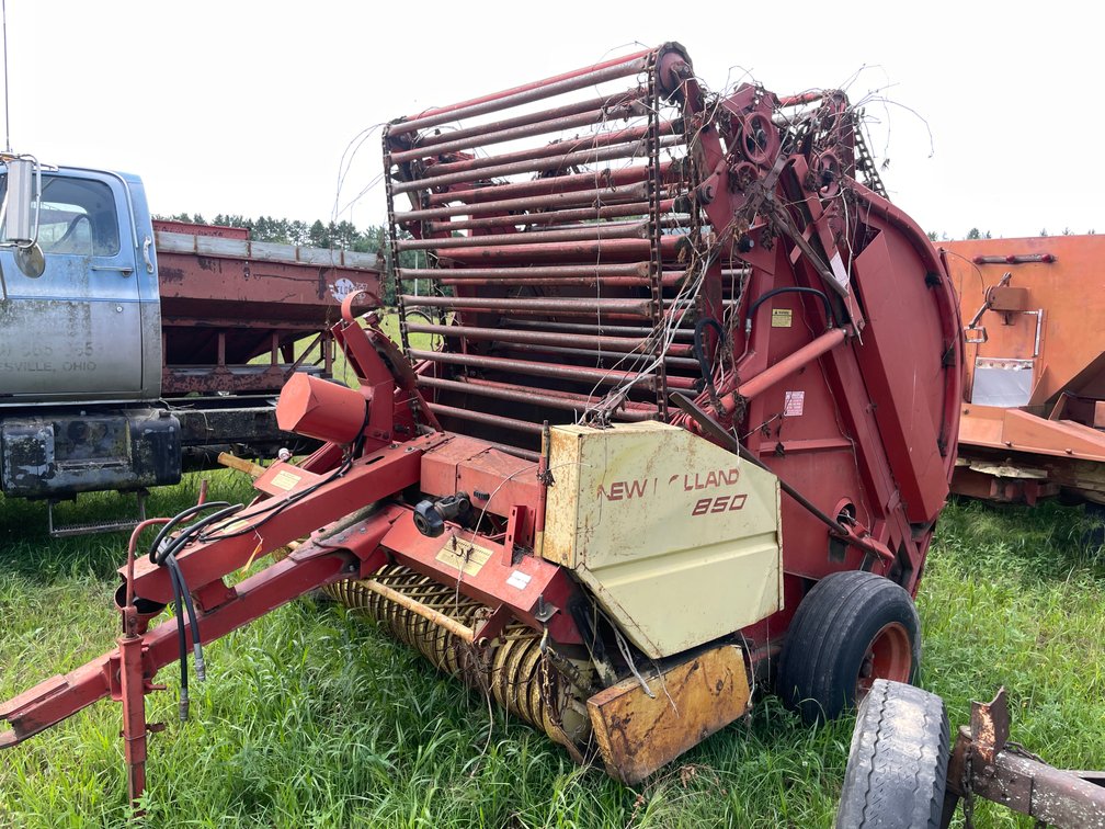 New Holland 850 Round Baler