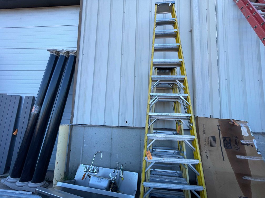 12' Step Ladder (03)