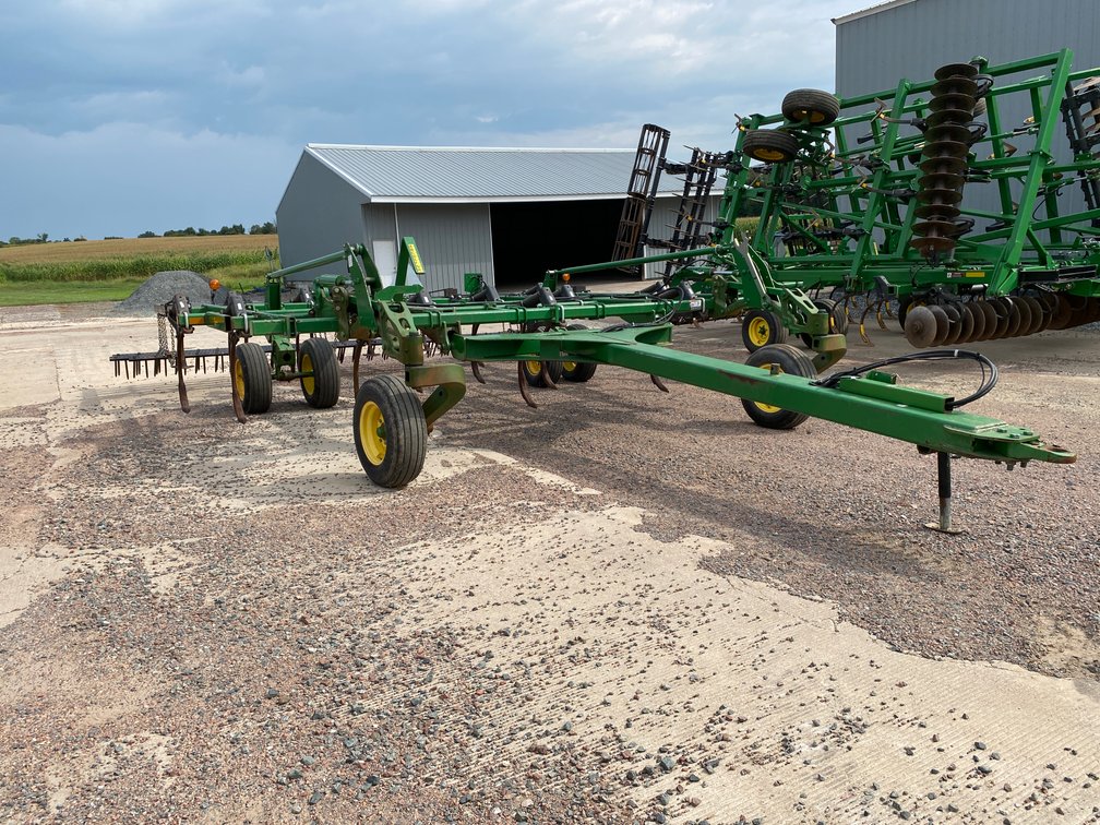 2018 John Deere 2410 Chisel Plow