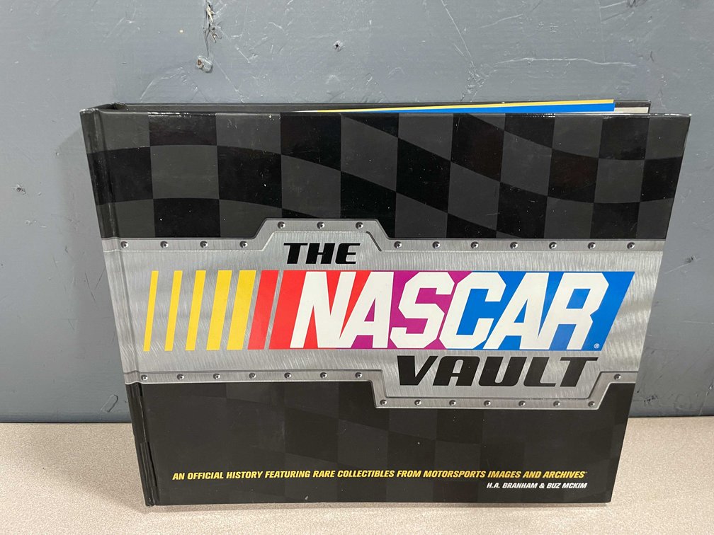 NASCAR Vault Book (T4)
