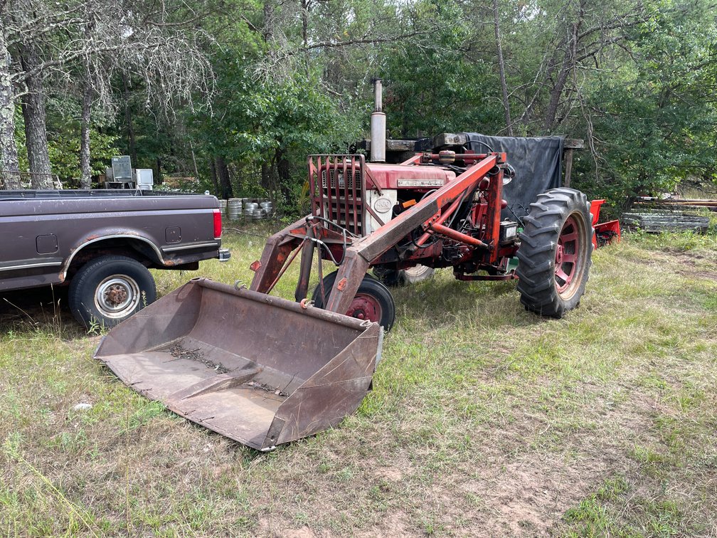 Farmall 460 Loader Tractor