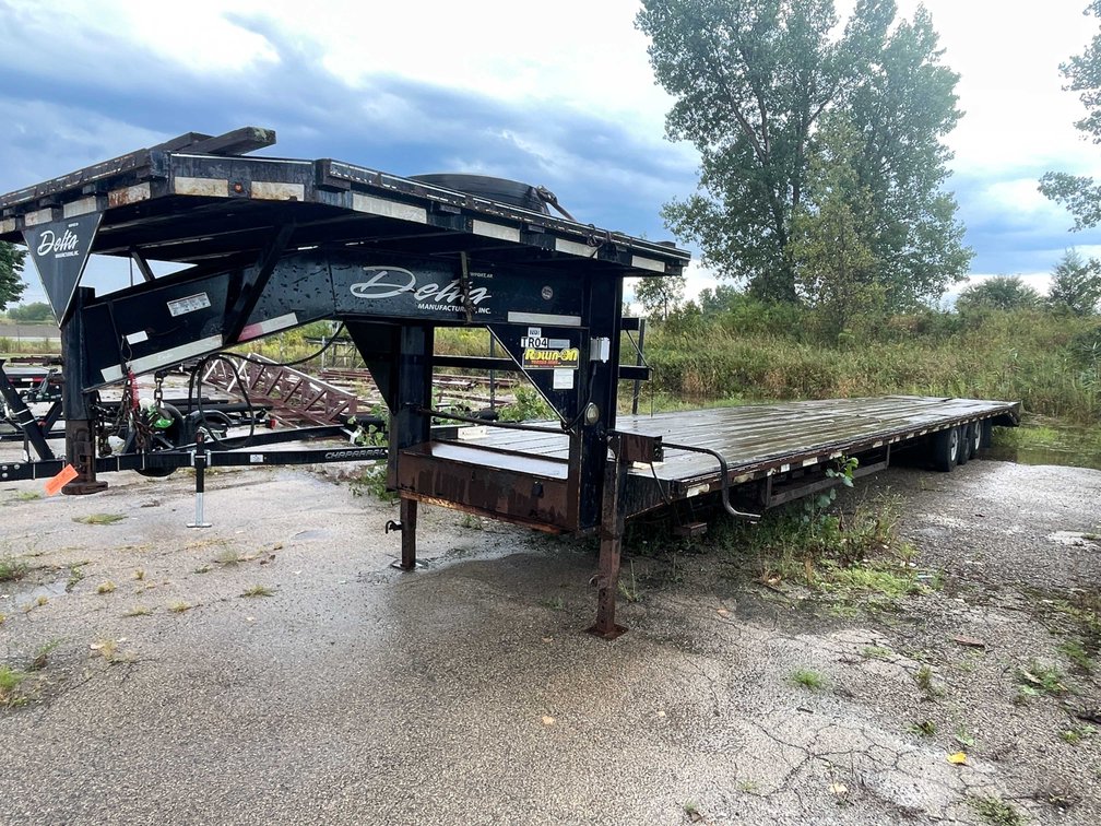 2016 Delta Gooseneck Flatbed (Has WI Title)