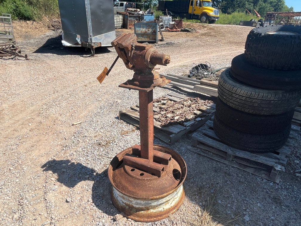 Bench Vise on Stand