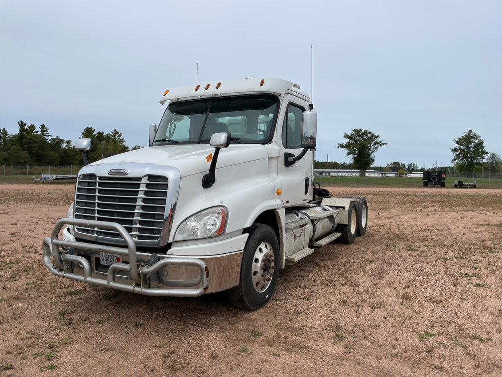 2012 Freightliner Cascadia Tandem Axle Daycab Semi Trailer (Has WI Title)