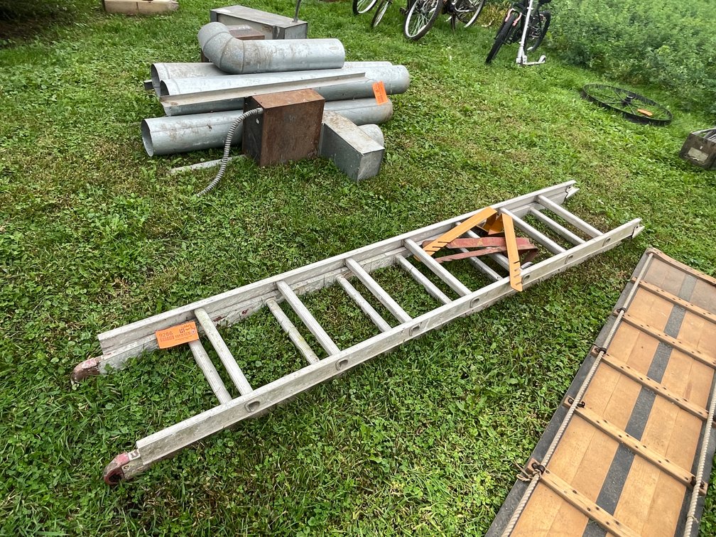 Aluminum Extension Ladder and (4) Roof Jacks
