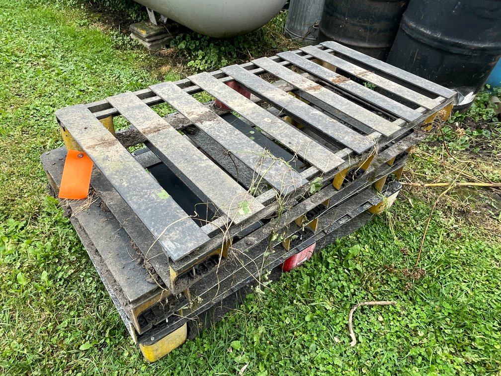 (4) Fiberglass Pallets