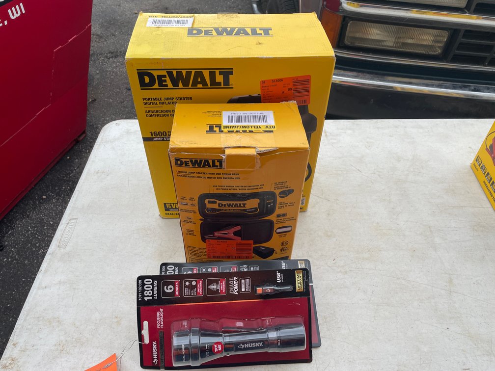 DeWalt 1600 AMP Portable Jump Starter (Fountain City, WI)