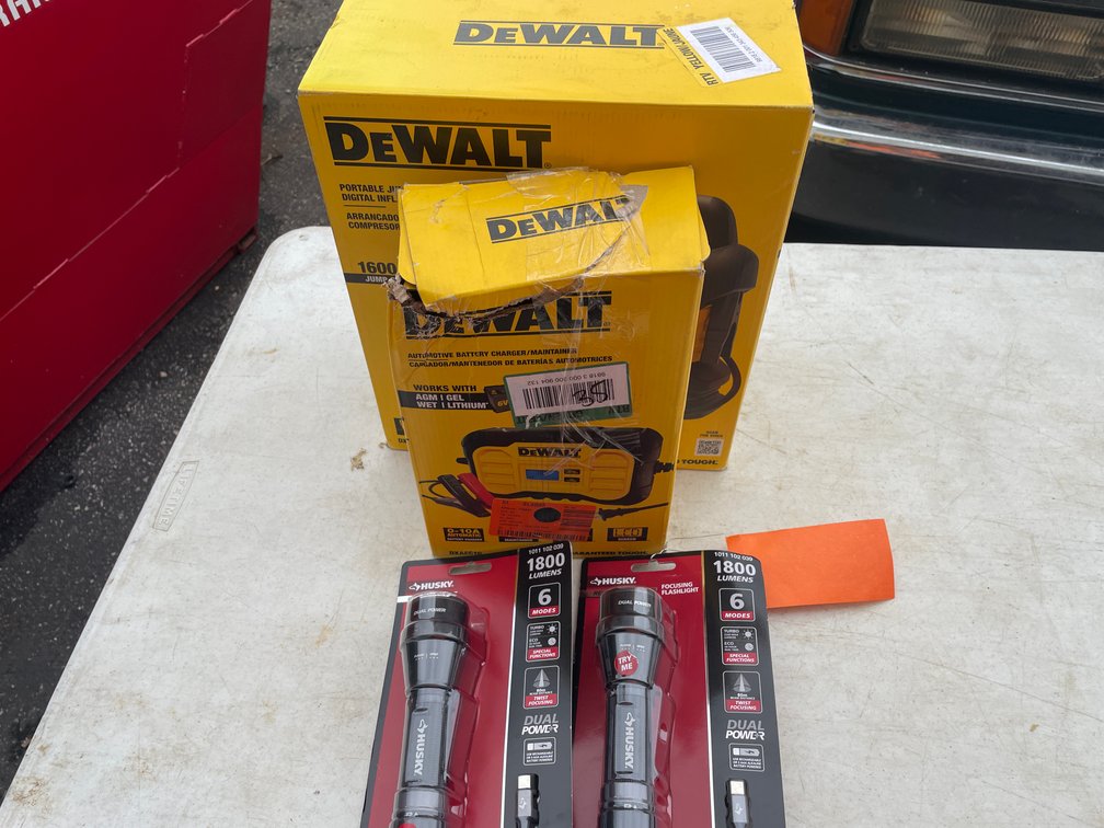 DeWalt 1600 AMP Portable Jump Starter (Fountain City, WI)