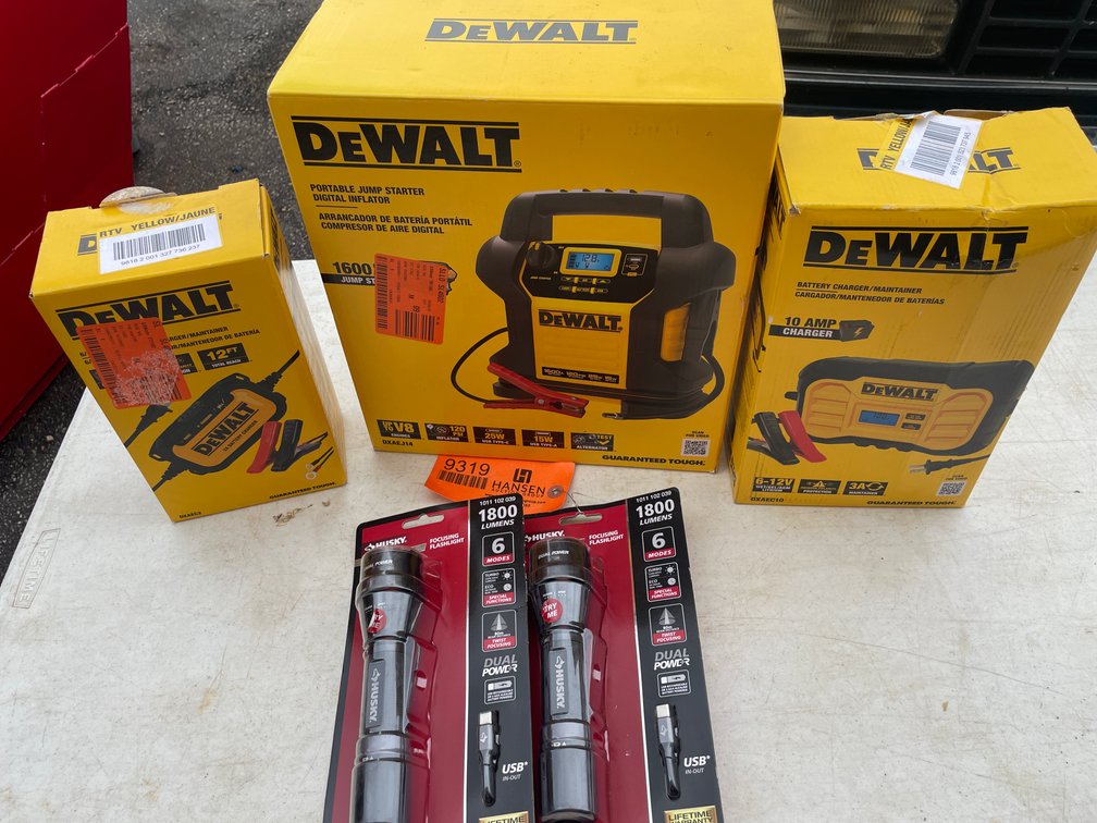 DeWalt 1600 AMP Portable Jump Starter (Fountain City, WI)