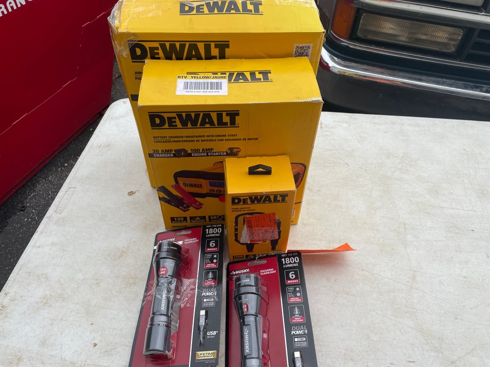 DeWalt 1600 AMP Portable Jump Starter (Fountain City, WI)