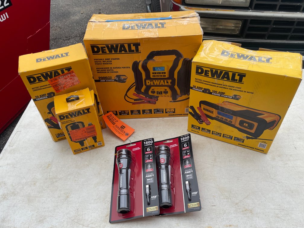 DeWalt 2000 AMP Jump Starter (Fountain City, WI)