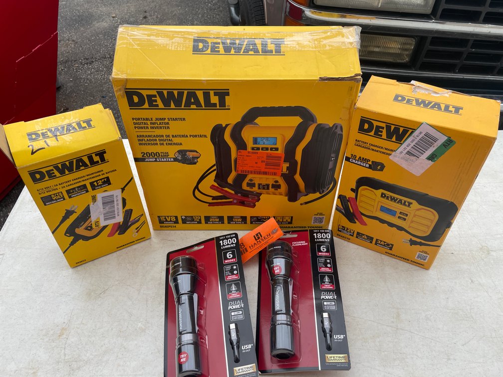 DeWalt 2000 AMP Jump Starter (Fountain City, WI)