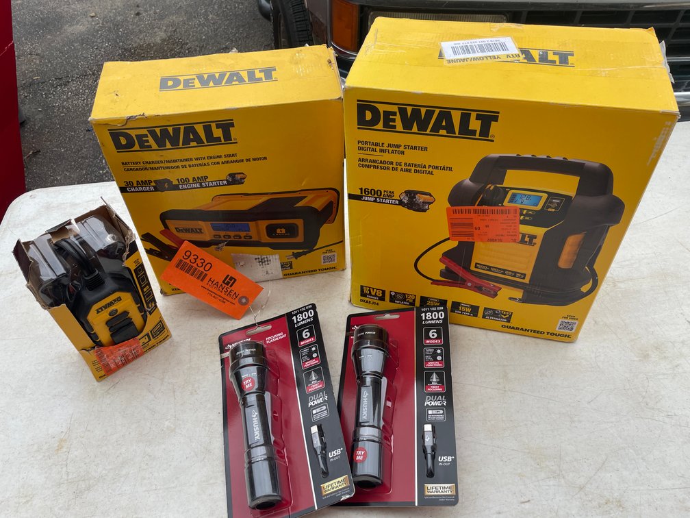 DeWalt 1600 AMP Portable Jump Starter (Fountain City, WI)