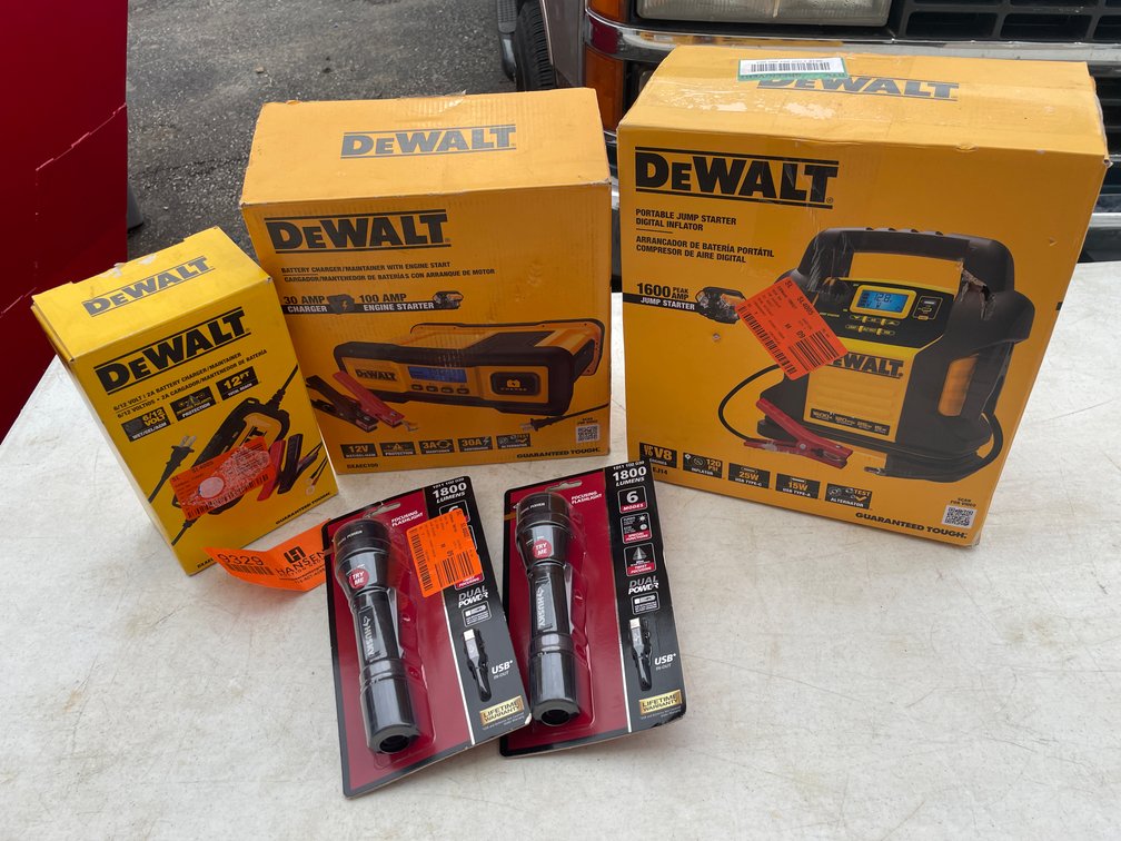 DeWalt 1600 AMP Portable Jump Starter (Fountain City, WI)