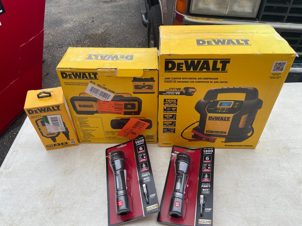 DeWalt 1600 AMP Portable Jump Starter (Fountain City, WI)