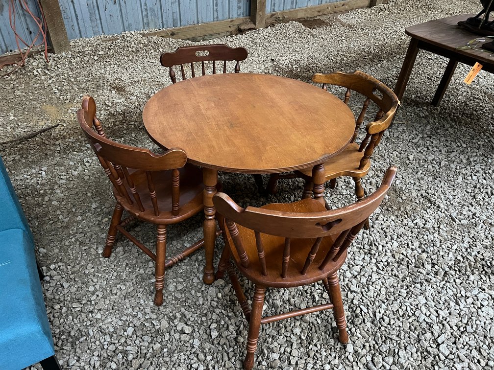 Round Kitchen Table and Chairs