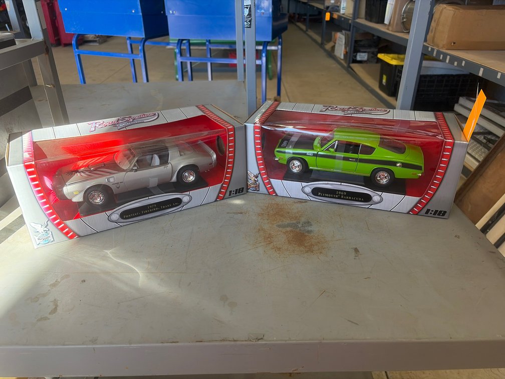 (2) Road Signature 1:18 Scale Diecast Model Cars