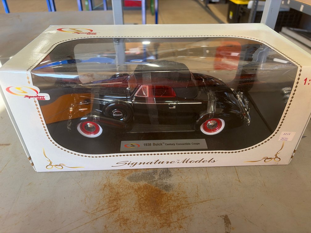 (1) Signature Models 1938 Buick Century Convertible Coupe Die Cast Model Car