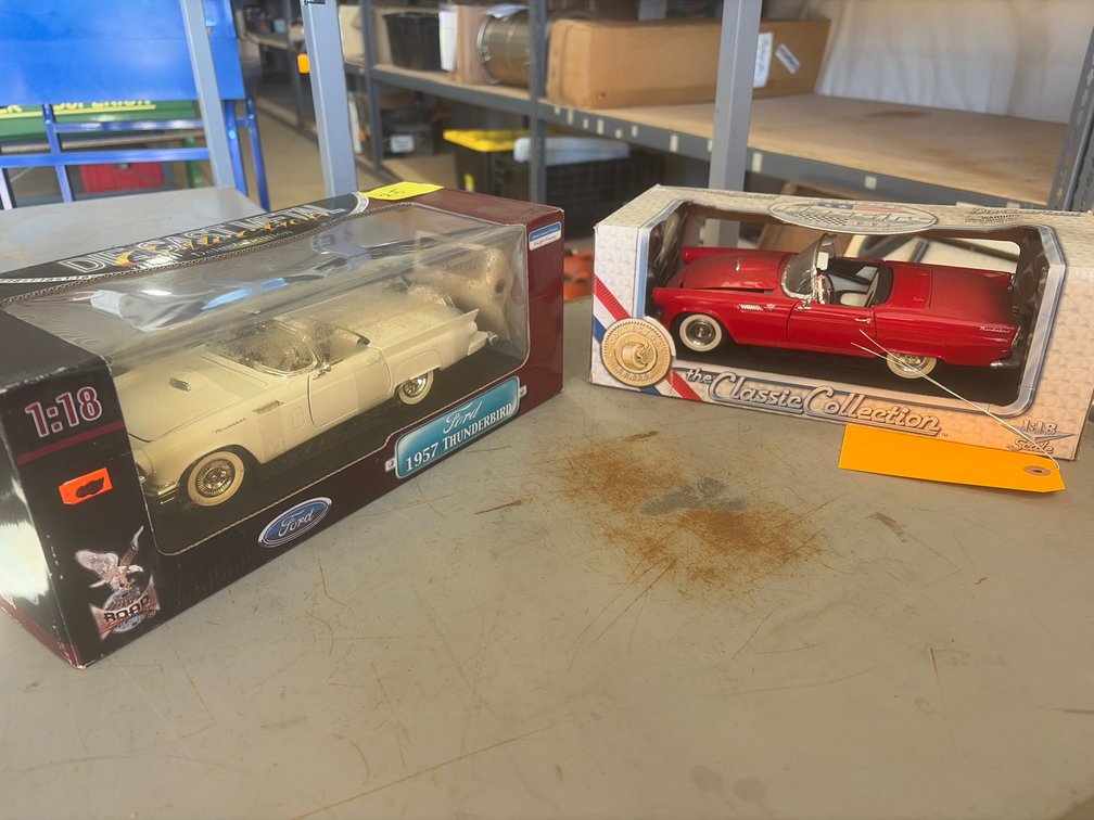 (2) 1:18 Scale Ford Thunderbird Die Cast Model Cars