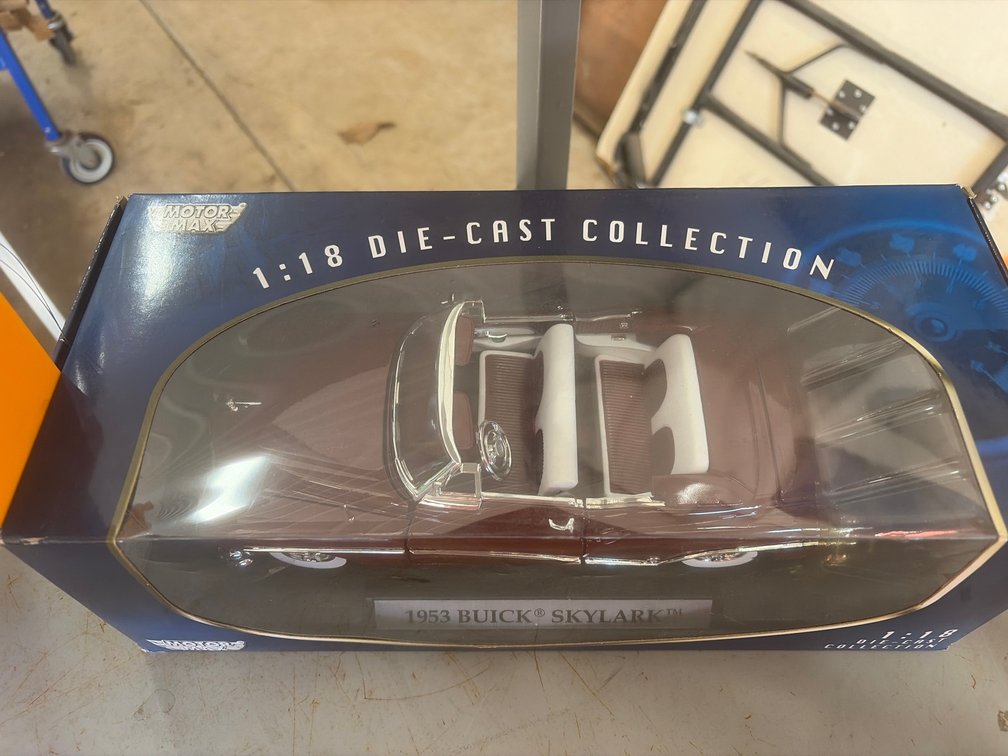 (1) Motor Max 1:18 Scale 1953 Buick Skylark Die Cast Convertible